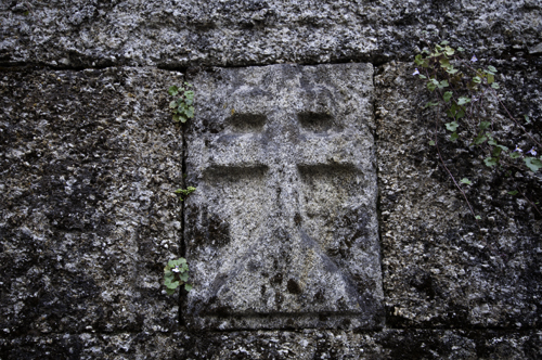 Lignun crucis gravado en la piedra en la iglesia de San Clodio de Leiro